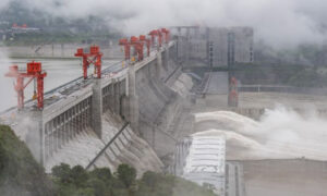 Zapora Trzech Przełomów, gigantyczny projekt hydroenergetyczny na rzece Jangcy, zrzuca wody powodziowe w Yichang, prowincja Hubei w środkowych Chinach, 29.06.2020 r.<br/>(STR/AFP via Getty Images)