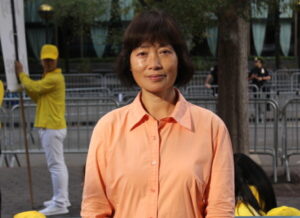 Praktykująca Falun Gong Jane Dai na United Nations Plaza w Nowym Jorku, 24.09.2019 r.<br/>(Eva Fu / The Epoch Times)