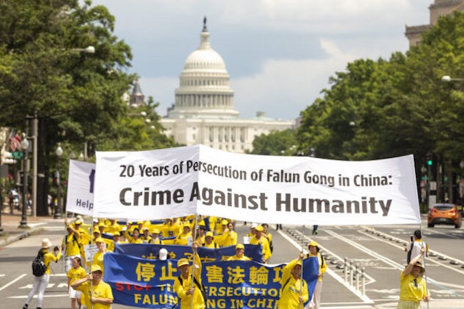 Praktykujący Falun Gong biorą udział w paradzie upamiętniającej rocznicę prześladowań Falun Gong w Chinach, Waszyngton 18.07.2019 r. (Samira Bouaou / The Epoch Times)