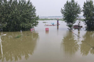 Miejsce turystyczne zatopione przez powódź w pobliżu rzeki Jangcy, miasto Zhenjiang w prowincji Jiangsu, Chiny, 20.07.2020 r. (STR/AFP via Getty Images)