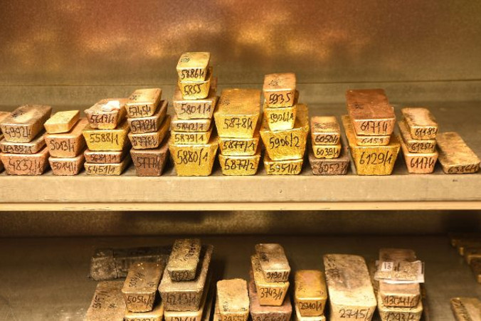 Sztabki złota i inne metale szlachetne prezentowane w fabryce Agosi w mieście Pforzheim w południowo-zachodnich Niemczech, 1.04.2019 r. (Patrick Hertzog/AFP/Getty Images)