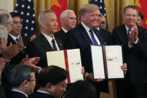 Prezydent USA Donald Trump i chiński wicepremier Liu He pokazują kopie umowy podpisanej w ramach pierwszej fazy porozumienia handlowego pomiędzy Stanami Zjednoczonymi a Chinami w Pokoju Wschodnim Białego Domu w Waszyngtonie, 15.01.2020 r. (Mark Wilson / Getty Images)