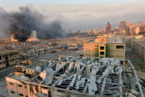 Zniszczenia powstałe na skutek potężnej eksplozji w Bejrucie. Do wybuchu doszło w miejscowym porcie, gdzie magazynowane były materiały wybuchowe. Lokalne media piszą, że wybuch był słyszany 20 km od miasta, Liban, 4.08.2020 r. (WAEL HAMZEH/PAP/EPA)
