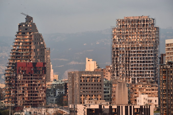 Zniszczone budynki w pobliżu miejsca wybuchu w porcie w Bejrucie, Liban, 4.08.2020 r.<br/>(WAEL HAMZEH/PAP/EPA)