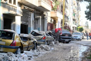 Uszkodzone samochody na skutek potężnej eksplozji w Bejrucie, Liban, 5.08.2020 r.<br/>(WAEL HAMZEH/PAP/EPA)