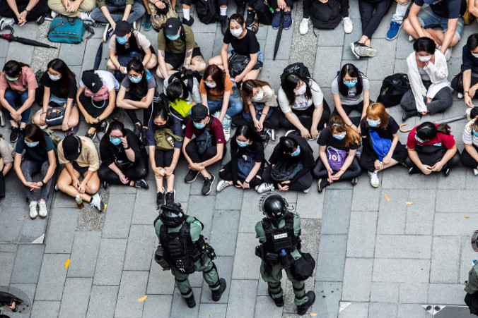 Policja zatrzymała grupę ludzi podczas protestu w dzielnicy Causeway Bay, Hongkong, 27.05.2020 r.<br/>(Isaac Lawrence/AFP via Getty Images)