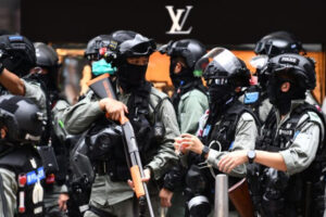 Policja próbuje usunąć ludzi zgromadzonych w dzielnicy Central, Hongkong, 27.05.2020 r.<br/>(Anthony Wallace/AFP via Getty Images)