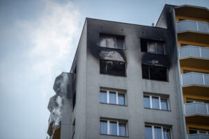Miejsce pożaru w bloku mieszkalnym w Boguminie, Czechy, 8.08.2020 r. (LUKAS KABON/PAP/EPA)