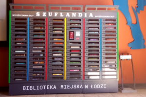 Od 16 lipca mieszkańcy Łodzi mogą skorzystać z Szuflandii, pierwszej w naszym kraju samoobsługowej biblioteki. Na zdjęciu łódzka Szuflandia (Agnieszka Iwaszkiewicz / The Epoch Times)