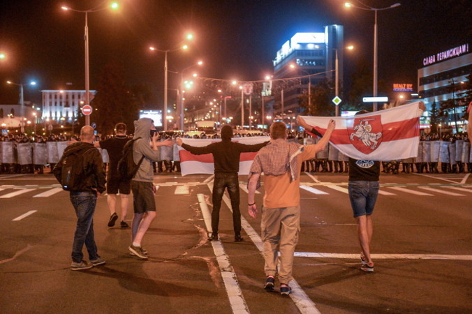 Zwolennicy opozycji mierzą się z policją podczas protestu po zamknięciu lokali wyborczych podczas wyborów prezydenckich w Mińsku na Białorusi, 9.08.2020 r. (TATYANA ZENKOVICH/PAP/EPA)