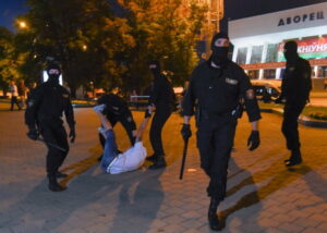 Funkcjonariusze policji zatrzymują demonstranta podczas protestu po zamknięciu lokali wyborczych podczas wyborów prezydenckich w Mińsku na Białorusi, 9.08.2020 r.<br/>(MARINA SEREBRYAKOVA/PAP/EPA)