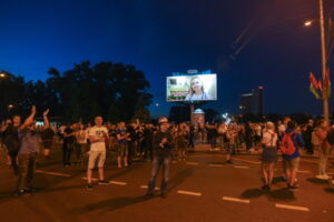 Protesty po zamknięciu lokali wyborczych w czasie wyborów prezydenckich w Mińsku na Białorusi, 9.08.2020 r. (MARINA SEREBRYAKOVA/PAP/EPA)