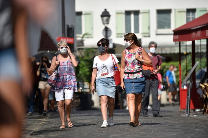 Przechodnie w maskach ochronnych na twarzy w dzielnicy Montmartre w Paryżu, Francja, 10.08.2020 r.<br/>(Julien de Rosa/PAP/EPA)