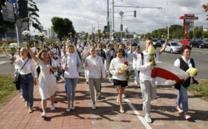 Wiec poparcia dla zatrzymanych i rannych uczestników protestów, które wybuchły po wyborach prezydenckich, w Mińsku na Białorusi, 13.08.2020 r. (TATYANA ZENKOVICH/PAP/EPA)