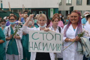 Pracownicy służby zdrowia z tabliczką z napisem „Stop przemocy” podczas wiecu po wyborach prezydenckich w Mińsku na Białorusi, 13.08.2020 r. (YAUHEN YERCHAK/PAP/EPA)