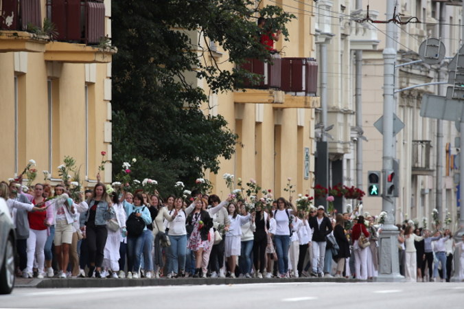 Ludzie trzymają róże podczas wiecu poparcia dla zatrzymanych i rannych uczestników protestów, które wybuchły po wyborach prezydenckich w Mińsku na Białorusi, 13.08.2020 r. (TATYANA ZENKOVICH/PAP/EPA)