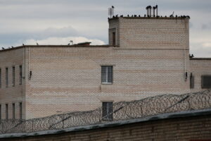 Więzienie, w którym zatrzymano osoby biorące udział w protestach po wyborach prezydenckich na Białorusi, Żodzino, ok. 60 km od Mińska, Białoruś, 13.08.2020 r.<br/>(TATYANA ZENKOVICH/PAP/EPA)