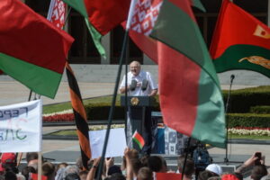 Prezydent Białorusi Alaksandr Łukaszenka przemawia do swoich zwolenników podczas wiecu w Mińsku na Białorusi, 16.08.2020 r. (YAUHEN YERCHAK/PAP/EPA)