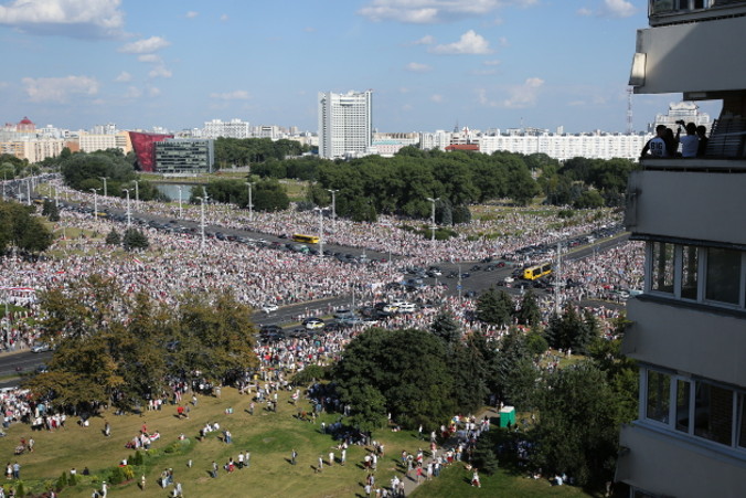 Tysiące osób wzięło udział w wiecu poparcia dla białoruskiej opozycji, by zaprotestować przeciwko brutalności milicji i wynikom wyborów prezydenckich, Mińsk na Białorusi, 16.08.2020 r. (STR/PAP/EPA)