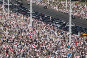Tysiące osób wzięło udział w wiecu poparcia dla białoruskiej opozycji, aby zaprotestować przeciwko brutalności milicji i wynikom wyborów prezydenckich, Mińsk na Białorusi, 16.08.2020 r. (STR/PAP/EPA)