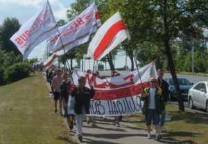 Robotnicy w marszu strajkowym podczas wiecu w Mińsku na Białorusi, 17.08.2020 r.<br/>(YAUHEN YERCHAK/PAP/EPA)