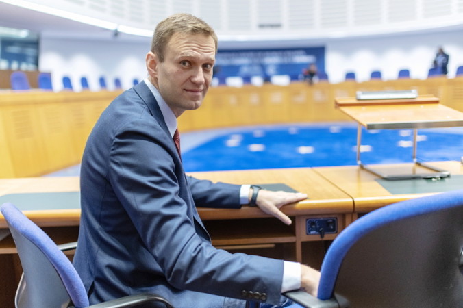 Lider rosyjskiej opozycji Aleksiej Nawalny czeka przed wysłuchaniem na ogłoszenie wyroku Wielkiej Izby Europejskiego Trybunału Praw Człowieka w jego sprawie przeciwko Rosji, sąd w Strasburgu we Francji, 15.11.2018 r., wznowione 20.08.2020 r. (PATRICK SEEGER/PAP/EPA)