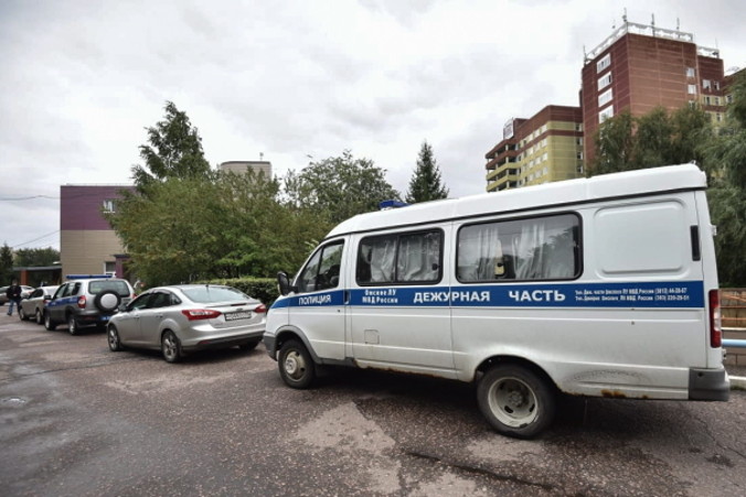 Furgonetka policyjna stoi przed szpitalem nr 1 pogotowia ratunkowego w Omsku, Rosja, 20.08.2020 r.<br/>(MAXIM KARLAYEV/PAP/EPA)