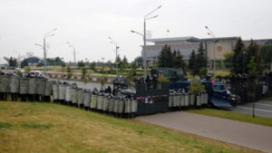 Funkcjonariusze policji zablokowali drogę i bronią dostępu do pałacu prezydenckiego, Mińsk na Białorusi, 23.08.2020 r. (TATYANA ZENKOVICH/PAP/EPA)