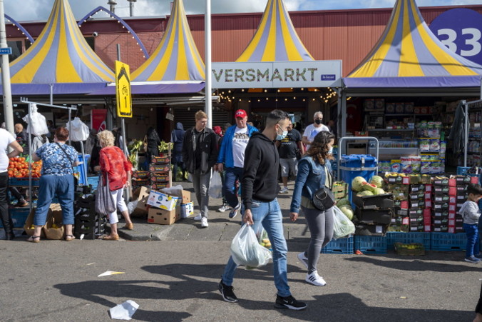 Przechodnie na bazarze w Beverwijk, Holandia, 23.08.2020 r. Część bazaru została zamknięta, ponieważ wydaje się, że utrzymanie odległości 1,5 m, podyktowanej pandemią wirusa KPCh, jest niemożliwe<br/>(EVERT ELZINGA/PAP/EPA)