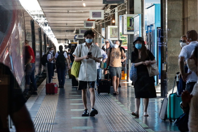 Pasażerowie noszą maski ochronne na dworcu kolejowym Termini w Rzymie podczas III fazy zagrożenia związanego z wirusem KPCh, wywołującym chorobę zakaźną COVID-19, Włochy, 23.08.2020 r. (GIUSEPPE LAMI/PAP/EPA) 