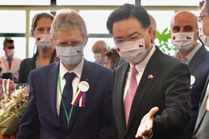 Przewodniczący czeskiego Senatu Miloš Vystrčil (po lewej) podczas powitania przez ministra spraw zagranicznych Tajwanu Josepha Wu (po prawej) po przybyciu na międzynarodowe lotnisko Taiwan Taoyuan, 30.08.2020 r.<br/>(Sam Yeh/AFP via Getty Images)