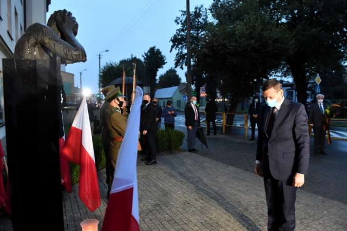 Premier Mateusz Morawiecki (po prawej) składa kwiaty przy pomniku upamiętniającym zniszczony w pierwszych dniach wojny szpital pw. Wszystkich Świętych w Wieluniu, uroczyste obchody 81. rocznicy wybuchu II wojny światowej, Wieluń, 1.09.2020 r. (Grzegorz Michałowski / PAP)