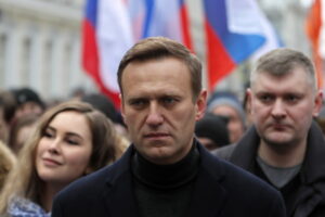 Lider rosyjskiej opozycji i działacz antykorupcyjny Aleksiej Nawalny (pośrodku) bierze udział w marszu upamiętniającym Borysa Niemcowa w 5. rocznicę zamachu na Niemcowa, Moskwa, Rosja, 29.02.2020 r., wznowione 2.09.2020 r. (YURI KOCHETKOV/PAP/EPA)