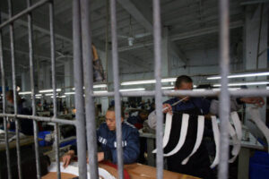 „Pracujesz jak zwierzęta”: Rozległy chiński system obozów pracy od środka