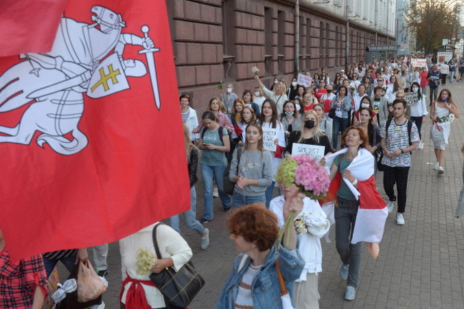 Białorusinki biorą udział w demonstracji kobiet w centrum Mińska, Białoruś, 4.09.2020 r. (STRINGER/PAP/EPA)