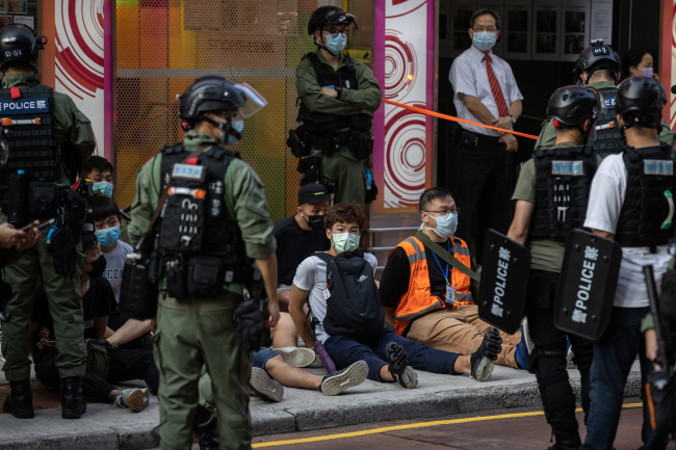 Policja zatrzymuje demonstrantów podczas wiecu przeciwko przełożeniu wyborów do Rady Legislacyjnej, Hongkong, 6.09.2020 r. (JEROME FAVRE/PAP/EPA)