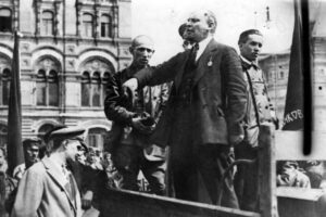  Przywódca komunistycznej rewolucji w Rosji Włodzimierz Lenin (1870-1924) wygłasza przemówienie, stojąc na tyle pojazdu w Moskwie, zdjęcie niedatowane (Archiwum Hultona / Getty Images)