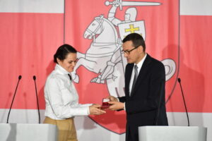 Premier wręczył Cichanouskiej klucze do nowego Domu Białoruskiego w Warszawie