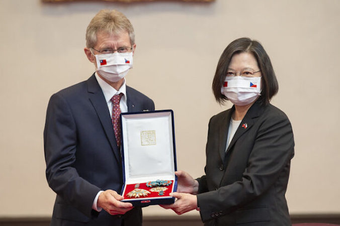 Prezydent Tajwanu Caj Ing-wen (po prawej) wręcza medal przewodniczącemu czeskiego Senatu Milošowi Vystrčilowi w Biurze Prezydenta Tajwanu, Tajpej, 3.09.2020 r. (Biuro Prezydenta Tajwanu)
