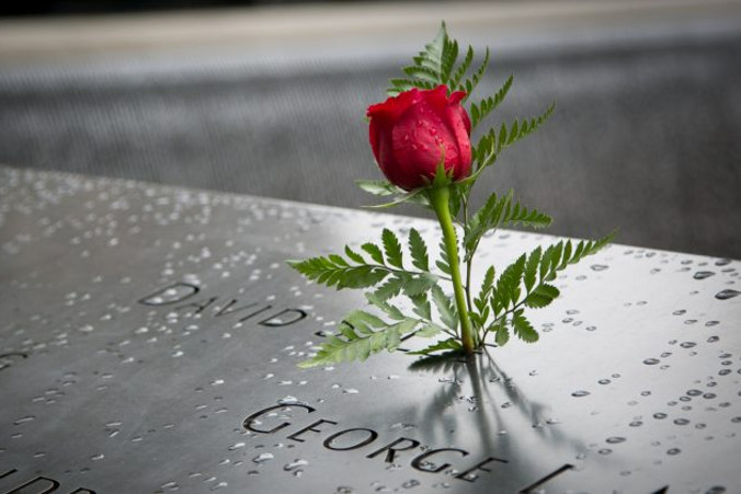 Róża przy nazwisku Davida S. Lee, który zginął na terenie World Trade Center podczas ataku terrorystycznego 11.09.2001 r., 9/11 Memorial, Nowy Jork, 9.09.2014 r. (Samira Bouaou / Epoch Times) 