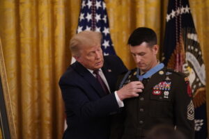 Prezydent USA Donald J. Trump wręcza Medal Honoru starszemu sierżantowi Armii Stanów Zjednoczonych Thomasowi Payne’owi, Biały Dom w Waszyngtonie, 11.09.2020 r.<br/>(Chris Kleponis/POOL/PAP/EPA)