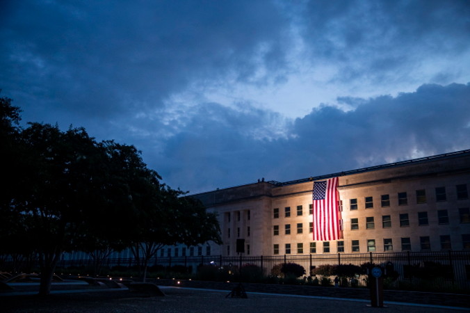 O wschodzie słońca na gmachu Pentagonu rozpostarto amerykańską flagę, aby uczcić 19. rocznicę ataku terrorystycznego z 11.09.2001 r., Pentagon w Arlington, stan Wirginia, USA, 11.09.2020 r.<br/>(SHAWN THEW/PAP/EPA)