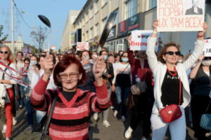 Marsz kobiet w Mińsku na Białorusi, 12.09.2020 r. Działaczki opozycji kontynuują codzienne akcje protestacyjne, domagając się nowych wyborów pod międzynarodową obserwacją (STRINGER/PAP/EPA)