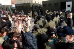 Białoruska milicja zatrzymuje uczestniczki pokojowej akcji protestacyjnej kobiet. Z tyłu widoczne milicyjne furgonetki, Mińsk na Białorusi, 12.09.2020 r. (STRINGER/PAP/EPA)