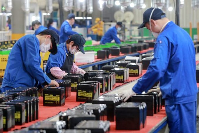Pracownicy przy linii produkcyjnej akumulatorów w fabryce w Huaibei, prowincja Anhui we wschodnich Chinach, 30.03.2020 r. (STR/AFP via Getty Images)