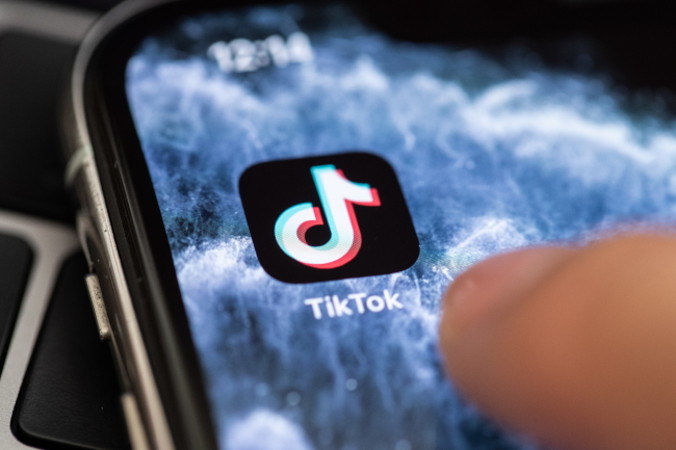 Ikona aplikacji TikTok na ekranie smartfonu, zdjęcie wykonane w Berlinie, 7.07.2020 r., wznowione 18.09.2020 r. (HAYOUNG JEON/PAP/EPA)
