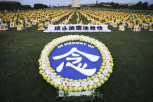 Praktykujący Falun Gong biorą udział w czuwaniu przy świecach, upamiętniającym 20. rocznicę prześladowań Falun Gong w Chinach, Zachodni Trawnik na Wzgórzu Kapitolińskim, 18.07.2019 r. (Samira Bouaou / The Epoch Times)