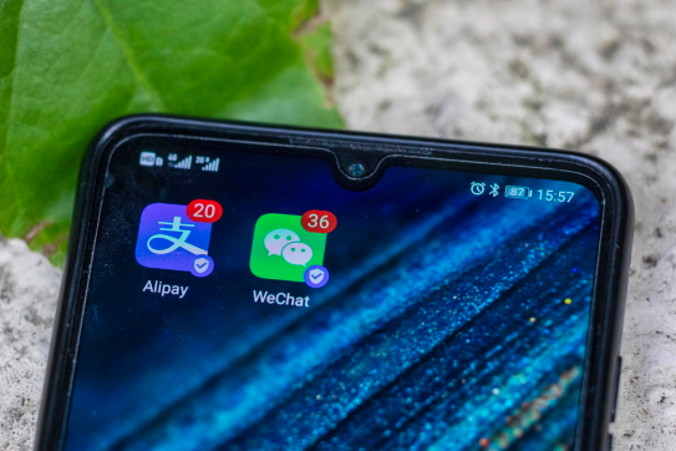 Ikony aplikacji na telefony komórkowe Alipay i WeChat wyświetlane na smartfonie w Szanghaju, Chiny, 4.09.2020 r., wznowione 18.09. 2020 r. (ALEX PLAVEVSKI/PAP/EPA)