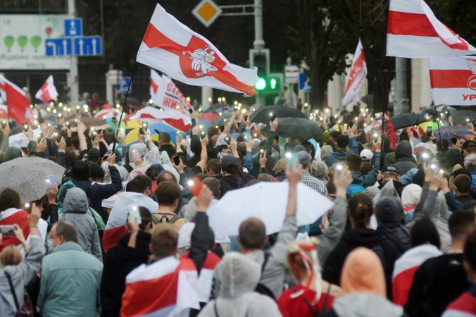 Protestujący w marszu podczas wiecu protestacyjnego przeciwko wynikom wyborów prezydenckich, Mińsk na Białorusi, 27.09.2020 r. (STR/PAP/EPA)