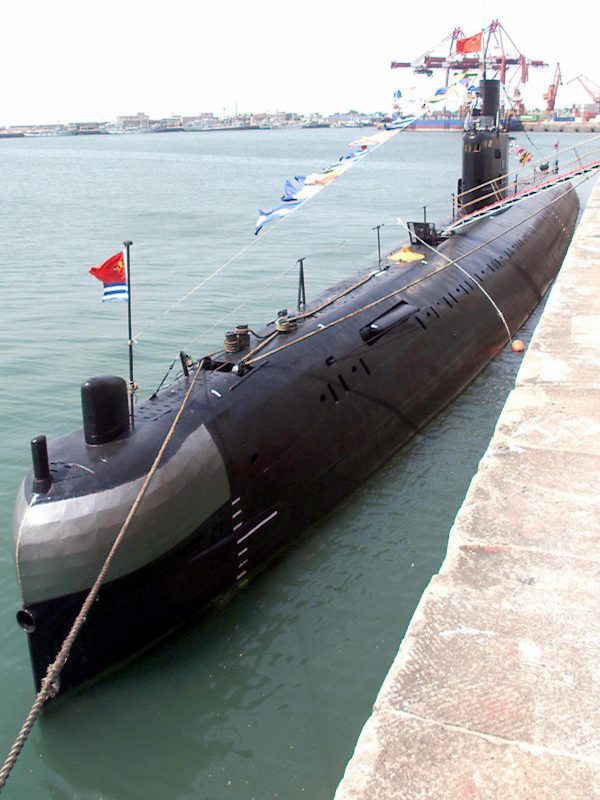Rosyjski konwencjonalny okręt podwodny typu Kilo należący do marynarki wojennej Chińskiej Armii Ludowo-Wyzwoleńczej (ChALW) w kwaterze głównej chińskiej Floty Morza Północnego w mieście portowym Qingdao na wschodzie Chin, 2.08.2000 r. (Goh Chai Hin/AFP/Getty Images)